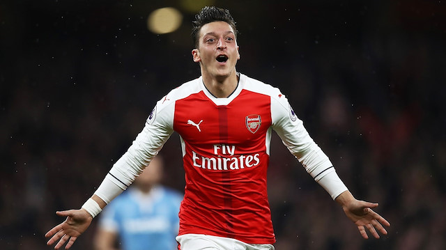 Mesut Özil, Arsenal'da kadro dışı kalmıştı.