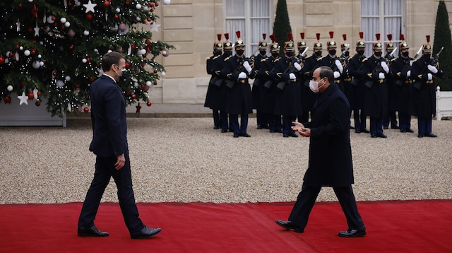 Macron, Sisi'yi kırmızı halıda karşılamıştı.