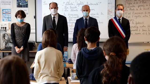 Fransa'da okullarda, öldürülen öğretmen için anma etkinlikleri düzenlendi.