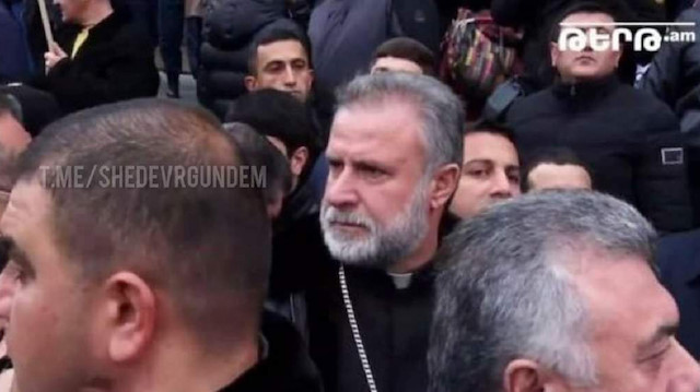 Ermeni papaz Ovannes, Erivan'da görüntülendi.