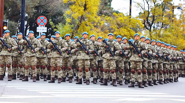 Azerbaycan ordusunun Karabağ’da elde ettiği zafer nedeniyle 10 Aralık’ta yapılacak kutlamalar öncesi yapılan provalar nefesleri kesti. Bakü sokaklarında kortej halinde yürüyen Türk askerinin ayak sesleri caddeyi inletti.