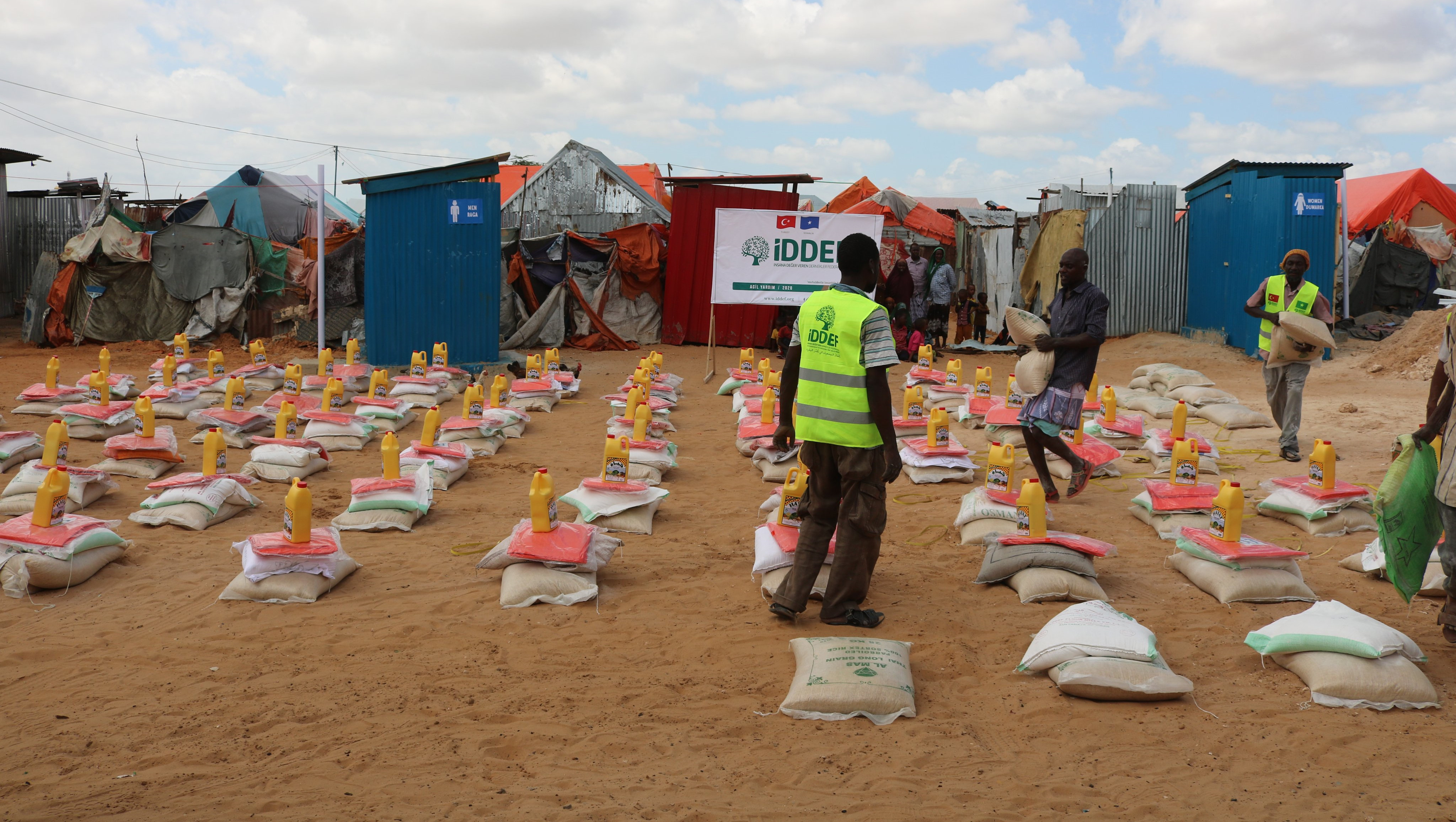 İnsana Değer Veren Dernekler Federasyonu (İDDEF), Doğu Afrika’da Afrika Boynuzu denilen coğrafi bölgede bulunan Somali’de ilk etapta 100 sel mağduru aileye gıda paketi ve barınma ihtiyaçları için çadır dağıttı.