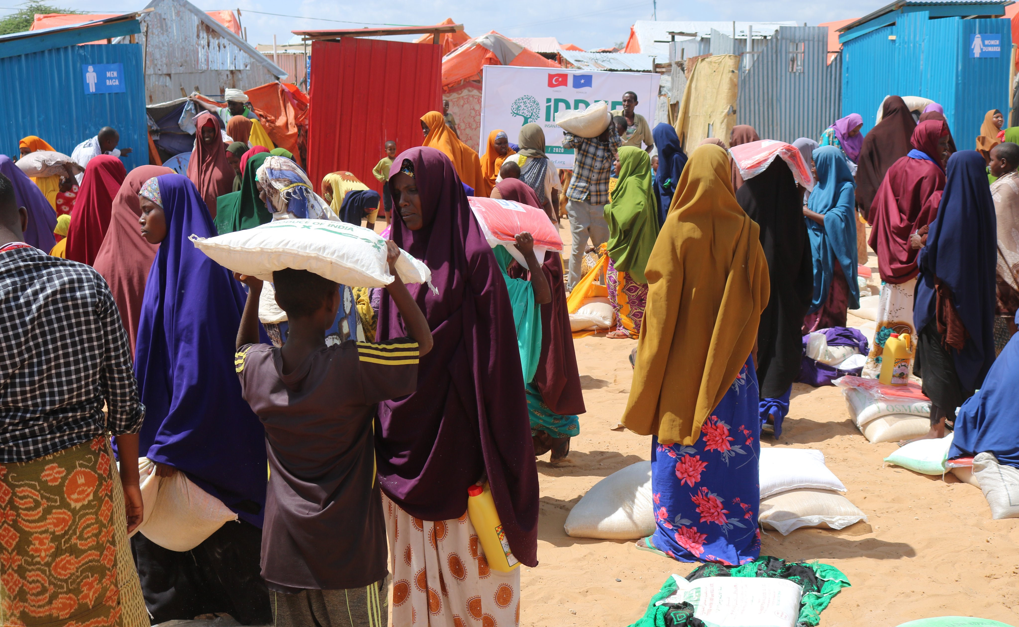 Somali’de aşırı yağmur yağışından dolayı meydana gelen sel felaketinden etkilenen mağdur ailelere, Türk hayırseverlerin desteğiyle yardım eli uzatıldı.