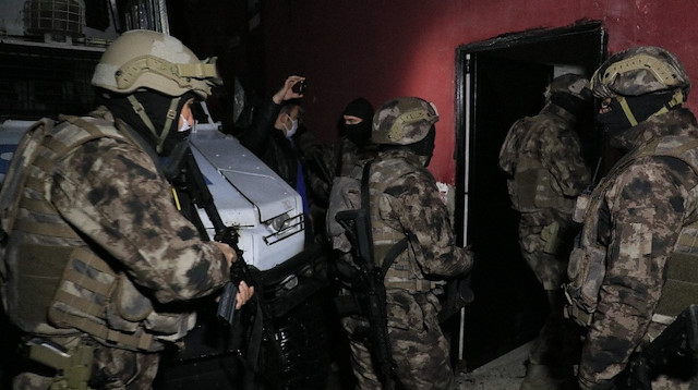 Adana’da uyuşturucu operasyonu: Çok sayıda ev eş zamanlı basıldı.