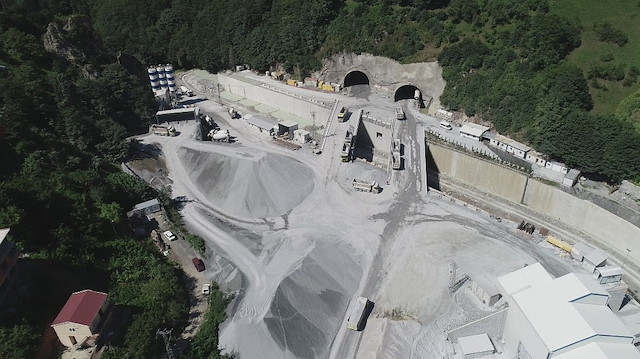 Trabzon-Gümüşhane karayolu üzerindeki Yeni Zigana Tüneli’nde çalışmalar sürüyor. 