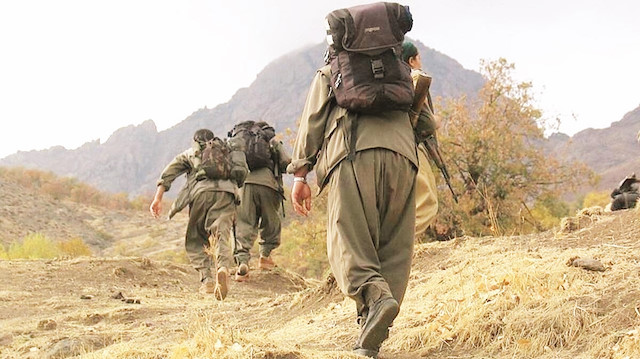 Şengal Kaymakamı Mahma Halil, PKK’lıların bölgeden çıkmadığını ilçe sınırları içinde bir yerden başka bir yere taşındığını söyledi.