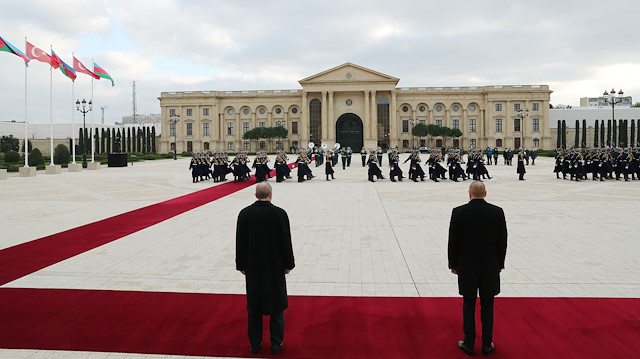 Cumhurbaşkanı Erdoğan, Bakü’de Aliyev tarafından resmi törenle karşılandı.