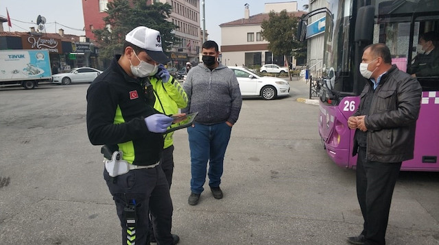 Ekipler, tedbirleri uymayan vatandaşları uyarmaya ve ceza kesmeye devam ediyor. 