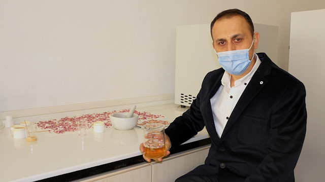 ​Süleyman Demirel Üniversitesi (SDÜ) Isparta Sağlık Hizmetleri Meslek Yüksekokulu öğretim görevlisi ve eczacı uzmanı Ahmet Arif Kurt.