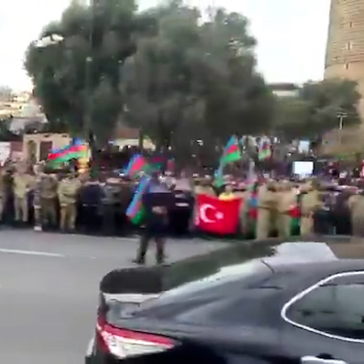 Azerbaycanda geçit töreni öncesi halk Türk ve Azerbaycan bayraklarıyla sokaklara döküldü