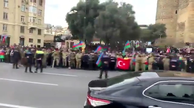 Azerbaycan'da geçit töreni öncesi halk Türk ve Azerbaycan bayraklarıyla sokaklara döküldü