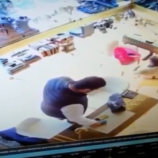 Etiler’de bileziklerini bozduran kadına hırsızlık şoku: Cep telefonunu çaldırdı
