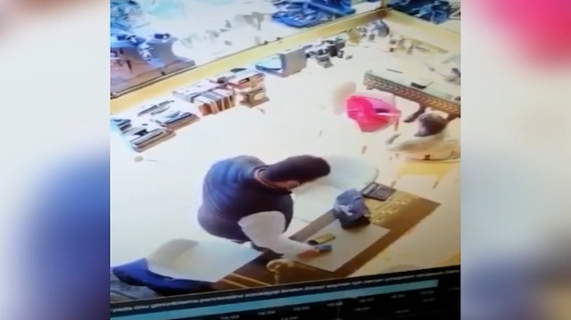 Etiler’de bileziklerini bozduran kadına hırsızlık şoku: Cep telefonunu çaldırdı