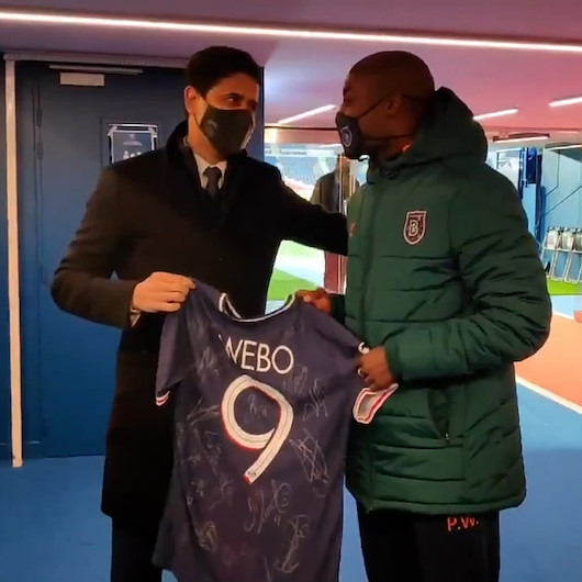PSG Başkanı Nasır Al-Khelaifiden ırkçı saldırıya maruz kalan Pierre Webo’ya forma hediyesi