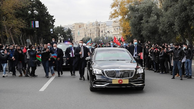 Erdoğan, Zafer Geçidi Töreni’ne katılmak için geldiği Bakü’de törene giderken Azerbaycan halkı tarafından sevinçle karşılandı.
​