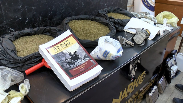 Polis ekipleri, yurt dışından getirilen uyuşturucuyu piyasaya süreceği istihbaratı üzerine farklı adreslere operasyon düzenledi.