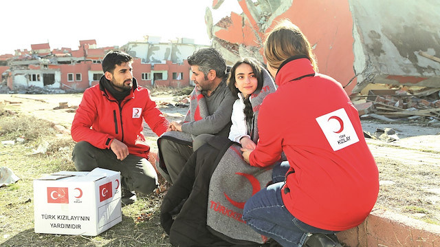 Türk Kızılay gönüllüleri maddi ve manevi yardımların yanı sıra kan bağışı yoluyla iyilik yapmanın birçok yolunu deniyorlar.