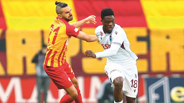 Trabzonspor pozisyon üretmekte zorlanırken, rakip defansı ve ilk Süper Lig maçını oynayan genç kaleci Doğan Alemdar’ı geçemedi.