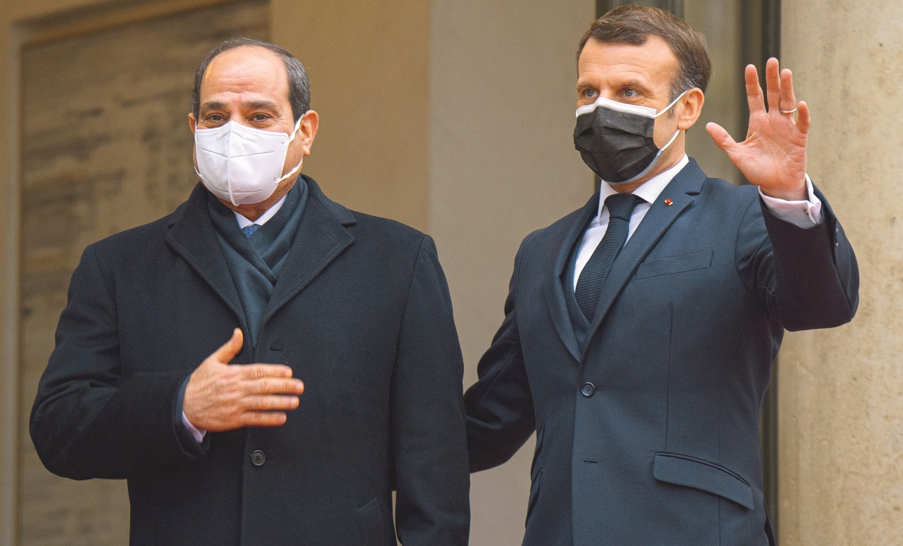 Sisi, 6-9 Aralık’ta Paris’e ziyaret gerçekleştirmişti. Macron’un Sisi’yi kırmızı halılarda karşılamasına tepki gösterilmişti.