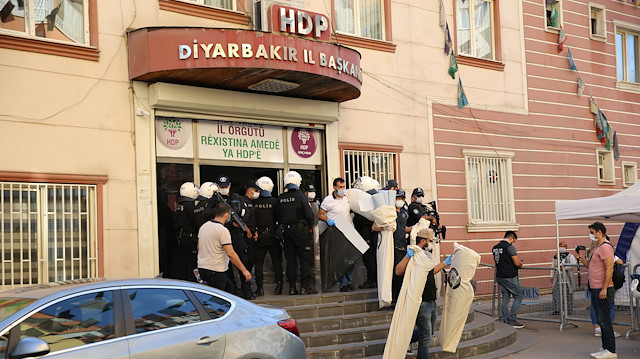 HDP Diyarbakır İl Binası'nda gerçekleştirilen operasyonda da çok sayıda örgütsel döküman ele geçirilmişti.
