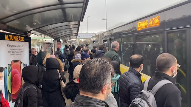 Metrobüste manzara yine aynı: Duraklar kalabalık, vatandaş ayakta yolculuk ediyor