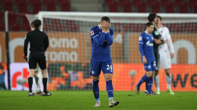 Schalke 04'lü futbolcular, Augsburg maçı sonrası gözyaşlarına hakim olamadı.