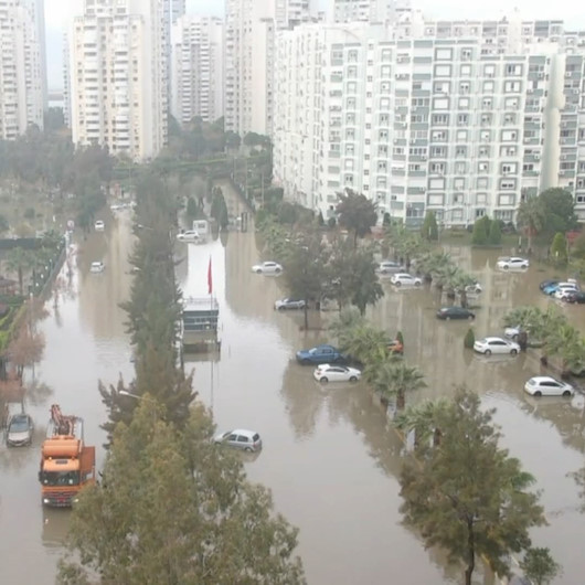 izmir de deniz tasti sel sulari vatandaslari mahsur birakti yeni safak