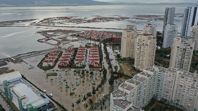 İzmir'de 4 gündür aralıklarla devam eden sağanak yağmur, gece saatlerinde etkisini arttırdı. Yoğun yağmur ile Karşıyaka ilçesi Mavişehir Mahallesi'nde deniz taştı.