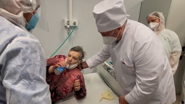 Belarus lideri Lukaşenko, koronavirüs hastasını ziyaret ediyor. 