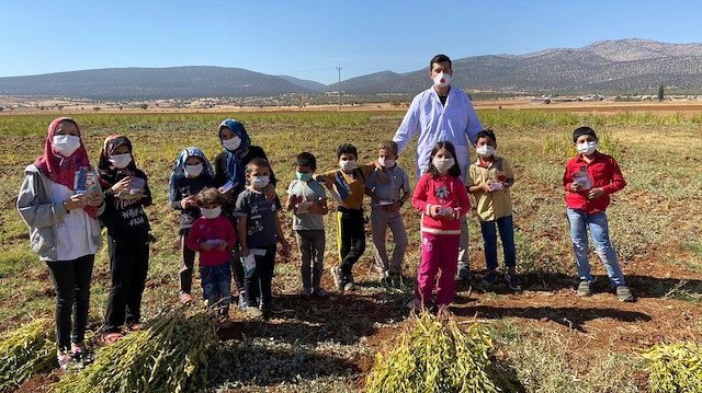 DUTESA Platformu' üyesi üniversite öğrencileri, Konya’da kırsal bölgelerdeki çocuklara ulaşarak kendi ürettikleri sabunlardan dağıttı. 