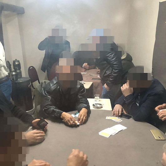 Ceza yemekten korkmadılar: 14 kişi bir evde toplanıp kumar oynadı