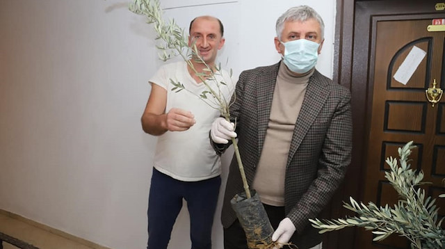 Of Belediye Başkanı Sarıalioğlu, halka zeytin ağacı fidanı dağıttı.