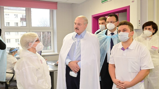 Belarus Devlet Başkanı Lukaşenko hasta kendisini tanımayınca maskesini indirdi