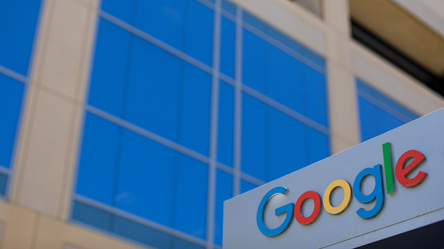 Google, Kovid-19 salgını nedeniyle uygulamaya koyduğu evden çalışma modelini uzatıyor.