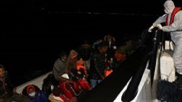 Lastik botta tam 23 kaçak göçmen bulundu.