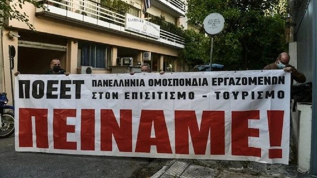 Sendika üyeleri başbakanlık sarayı önünde “Açız” pankartı açtı. 