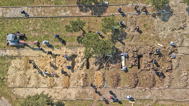 Elbisesiyle gömdüler: CHP’li belediye cenazeleri ortada bıraktı