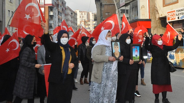 HDP’liler acılı annelere taş fırlattı.