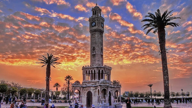 منذ قرن.. برج الساعة العثماني شامخ في إزميت التركية
