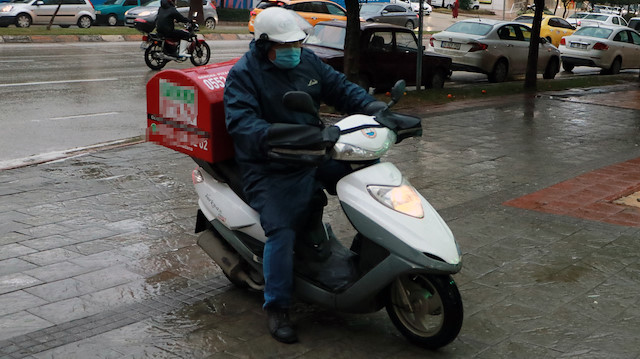 Motosikletli kuryeler, özellikle kış günlerinde yağmurlu ve soğuk havalarda zorlu şartlara rağmen işlerini yürütmeye çalışıyor.