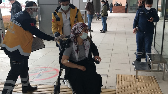 Bacağından ve kalçasından bıçaklanarak yaralanan kadın, evden kaçarak sığındığı polis merkezindeki ekipler tarafından hastaneye getirildi.