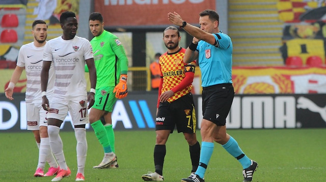 Hakem Volkan Bayarslan, VAR uyarısı sonrası pozisyonu kenardan izledi ve penaltı noktasını gösterdi.