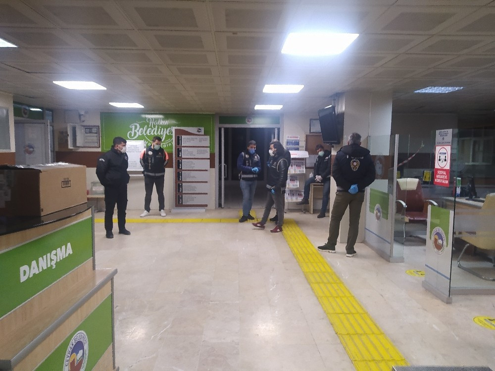 Polis ekipleri, belediye binasında da arama yapıyor.