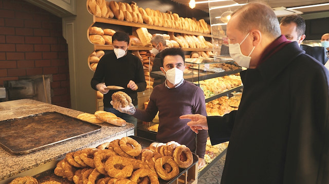 Cumhurbaşkanı Erdoğan, Kısıklı’daki konutundan çıkıp Vahdettin Köşkü’ne geçerken yol üzerindeki fırına uğrayarak ekmek ve simit aldı.