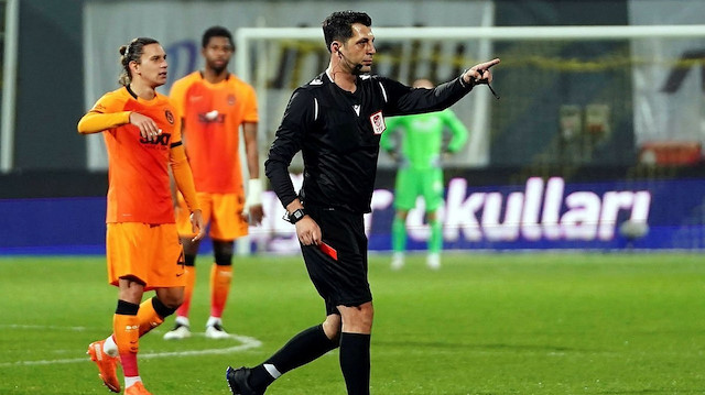 Mustafa Öğretmenoğlu, mücadelede 3 kez kırmızı kartına başvurdu.