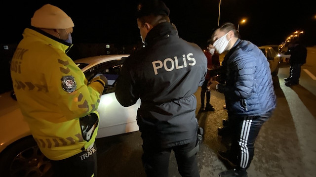 Polislerin kısıtlamada niye sokağa çıktıklarını sorması üzerine gençler, misafirliğe gittiklerini ve eve döndüklerini belirtti. 

