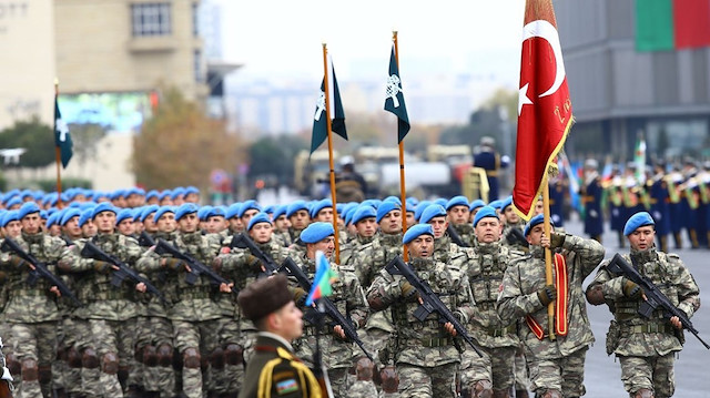 Bakû sokaklarında Türkiye ve Azerbaycan ordusu