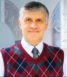 Prof. Dr. Tayfun Uzbay, Faz-3 çalışmaları tamamlanan aşılara, “acil onay” verilebileceğini belirterek “Ölümler ve ekonomik zarar ile paylaşılan insan çalışmalarının sonuçlarında gözlenen yan tesirler birlikte değerlendirildiğinde ‘acil onay’ ile kullanım göze alınabilir” dedi.