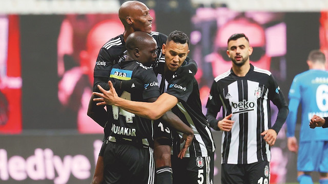  Zirveye oynayan rakiplerinin puan kaybettiği haftada siyah-beyazlı takıma 3 puanı getiren golleri biri penaltıdan olmak üzere Aboubakar (2), N’Koudou ve Vida kaydetti. 