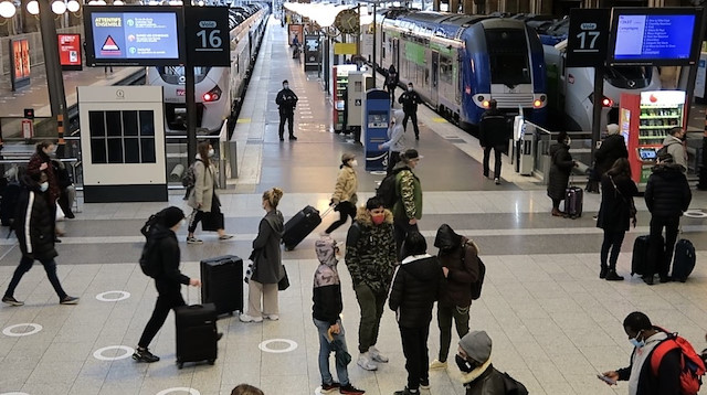 Fransa İngiltere'den uçuşları durdurdu tren seferleri devam ediyor